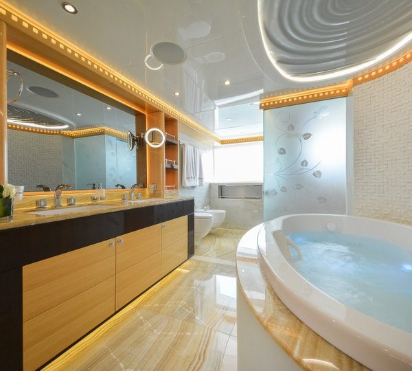 Majesty 155 superyacht - Owners En Suite