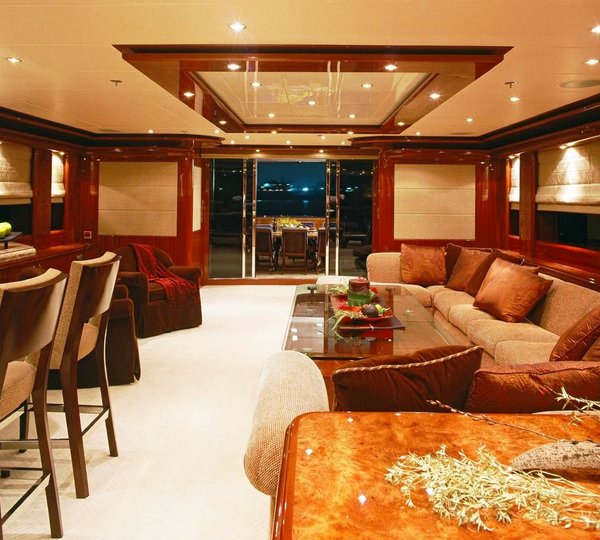 Miss Rose - Bar Looking Aft