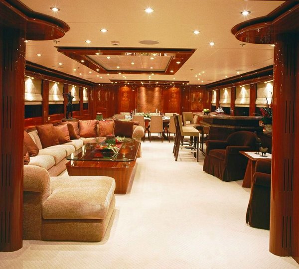 Miss Rose - The Main Salon