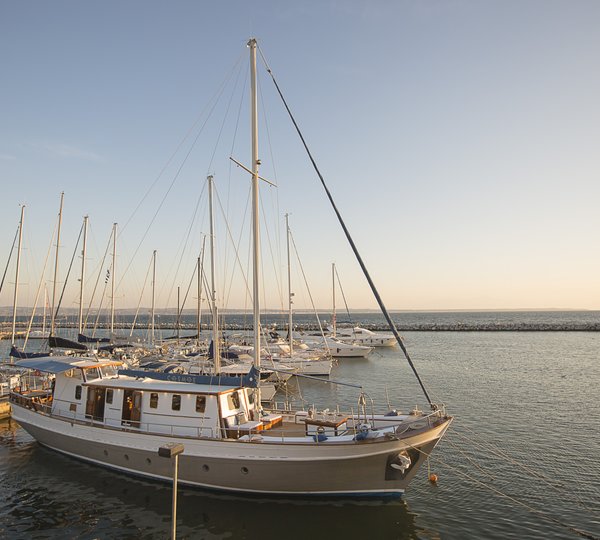 Motor Sailor COSMOS - 001