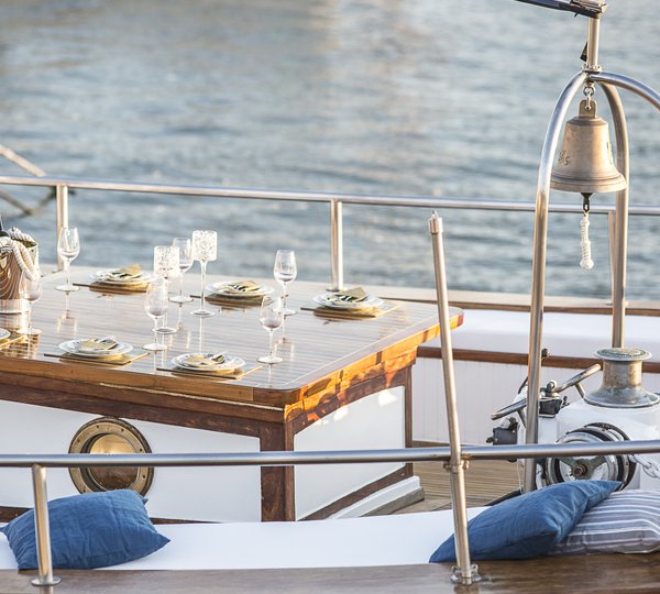 Motor Sailor COSMOS - 015