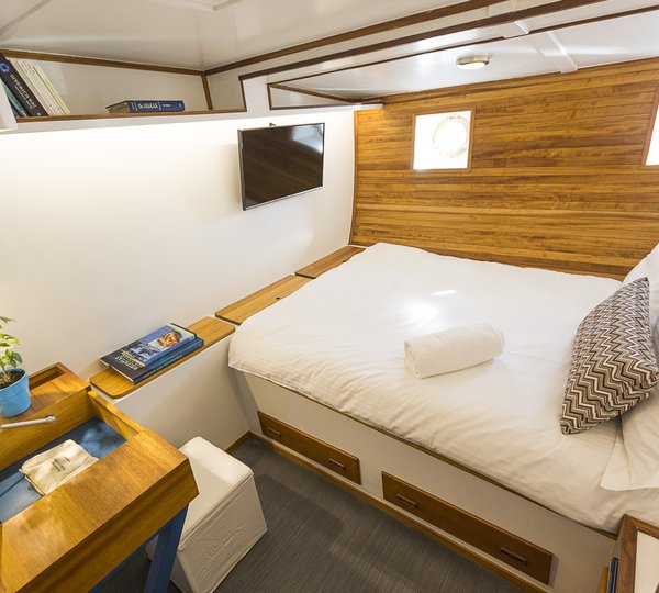 Motor Sailor COSMOS - 034