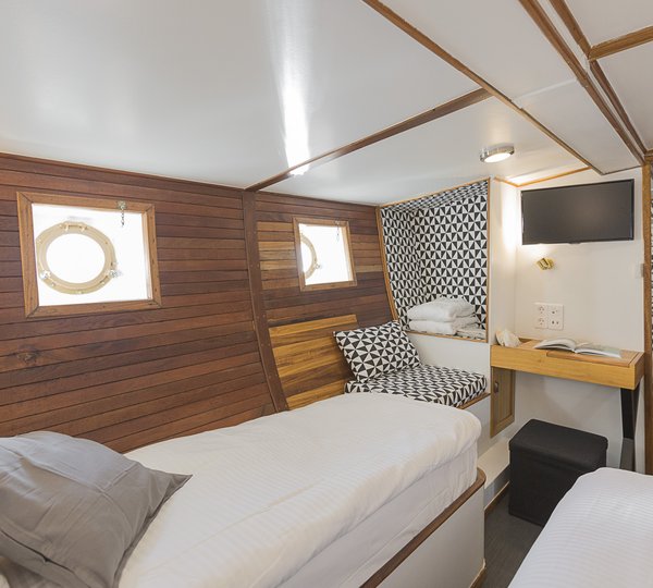 Motor Sailor COSMOS - 048