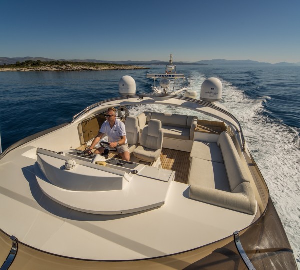 Motor Yacht 66 ABOVE - 005
