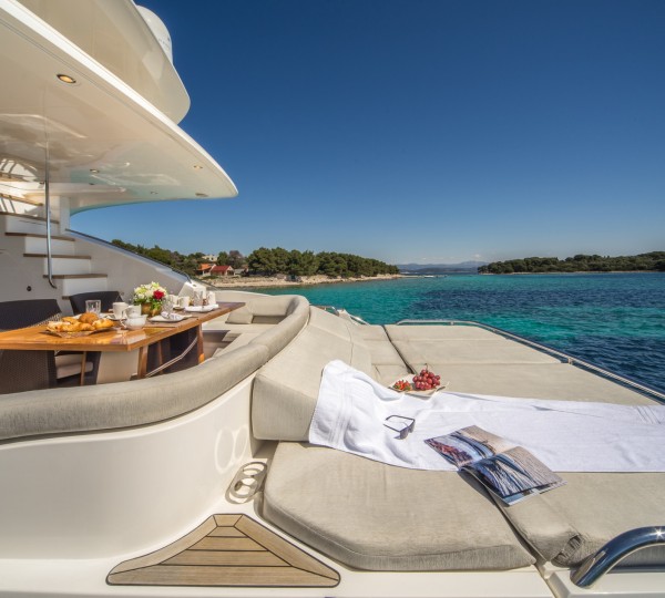 Motor Yacht 66 ABOVE - 009