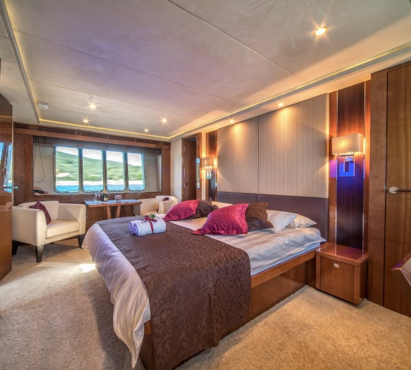 Motor Yacht 66 ABOVE - 012