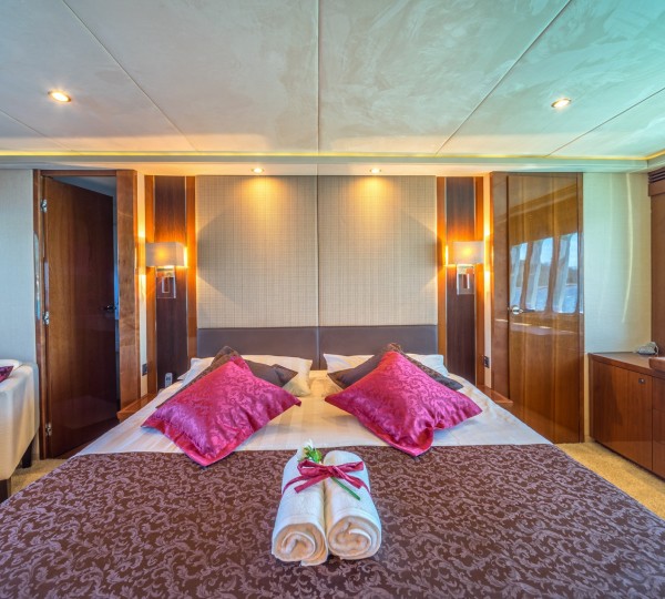 Motor Yacht 66 ABOVE - 013