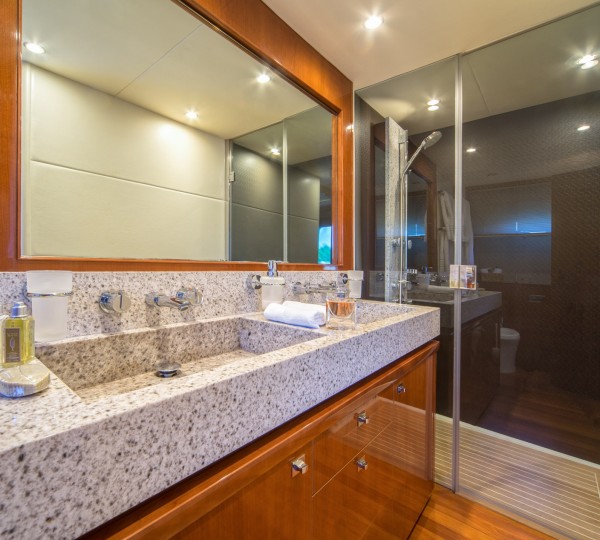 Motor Yacht 66 ABOVE - 015