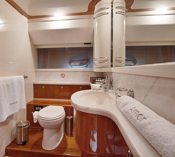 Motor Yacht AMOR - Guest ensuite