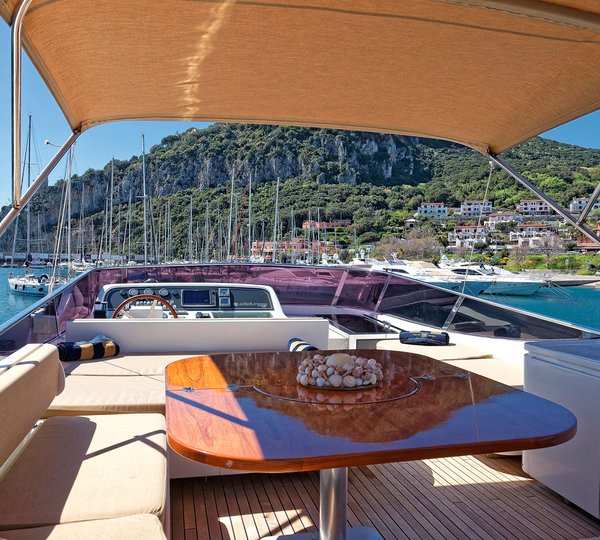 Motor Yacht AQVA - Alfresco dining upper deck
