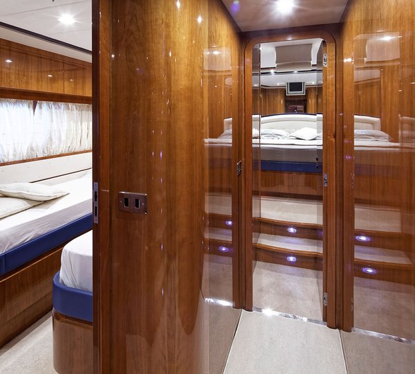 Motor Yacht AQVA - Guest foyer view