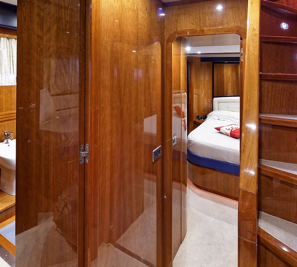 Motor Yacht AQVA - Guest foyer