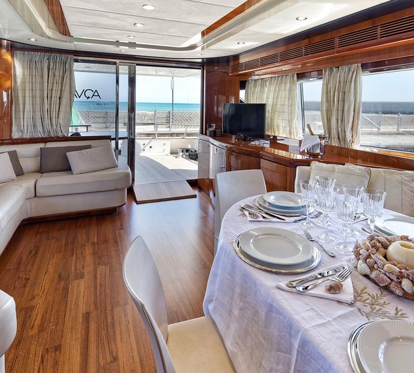 Motor Yacht AQVA - Salon view aft