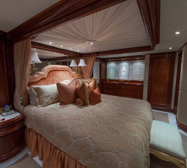 Motor Yacht ASPEN ALTERNATIVE - Master suite