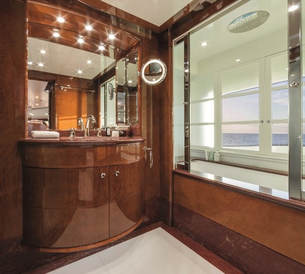 Motor Yacht CHECKMATE. -  Master Bath