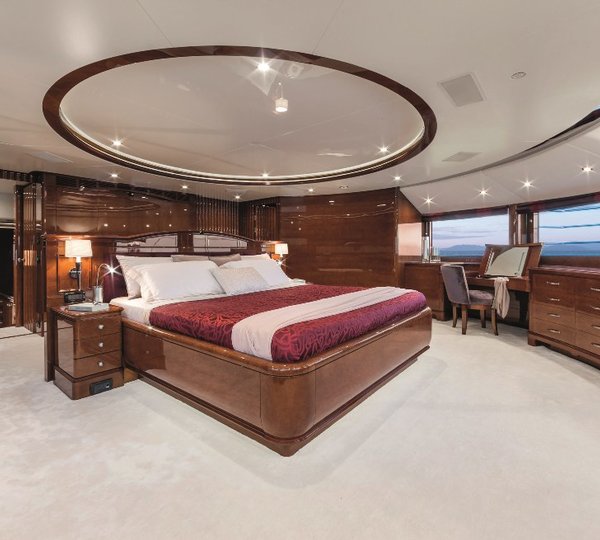 Motor Yacht CHECKMATE. -  Master Stateroom