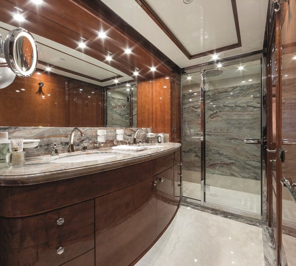 Motor Yacht CHECKMATE. -  VIP Bathroom