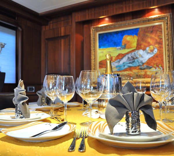 Motor Yacht CONQUISTADOR - Dining detail