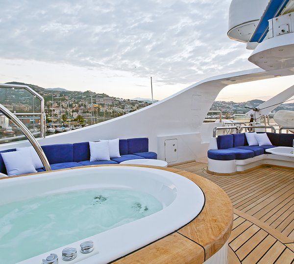 Motor Yacht DESAMIS B - Jacuzzi