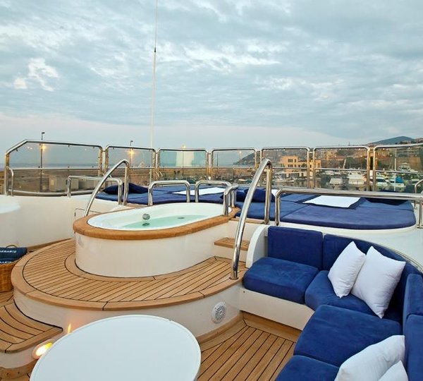 Motor Yacht DESAMIS B - Sundeck
