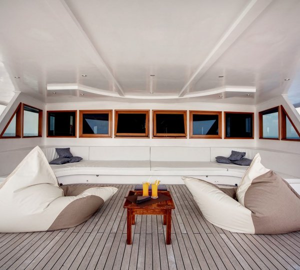 Motor Yacht DUKE OF YORK - Foredeck lounge