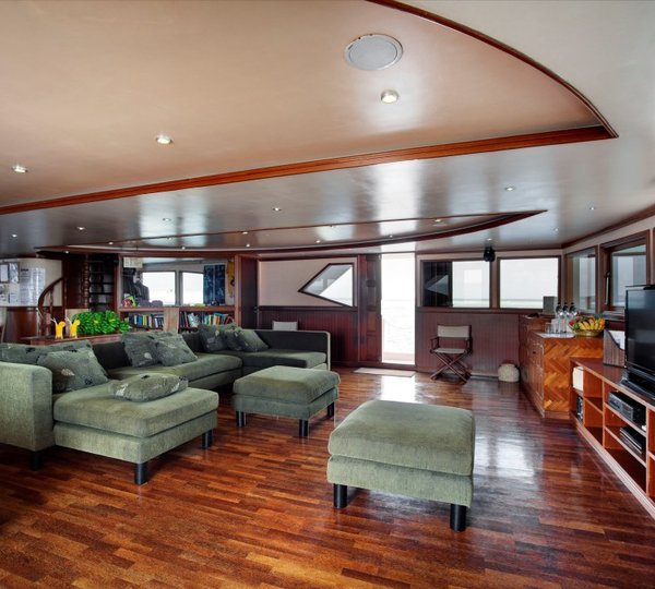 Motor Yacht DUKE OF YORK - Salon b