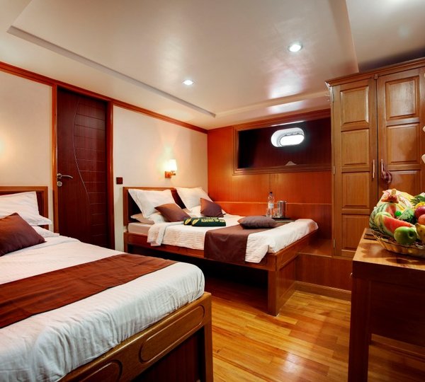 Motor Yacht DUKE OF YORK - Tripple cabin