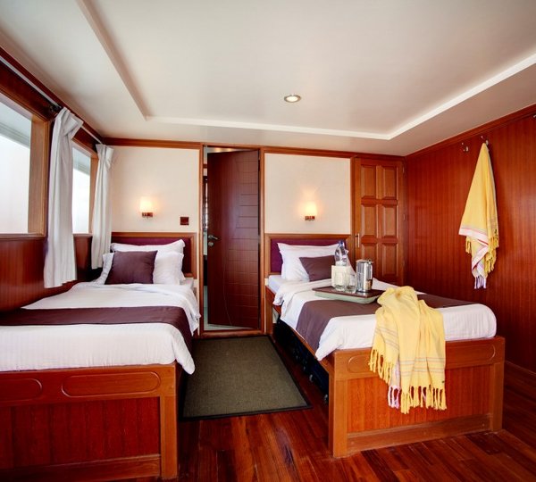 Motor Yacht DUKE OF YORK - Twin cabin b