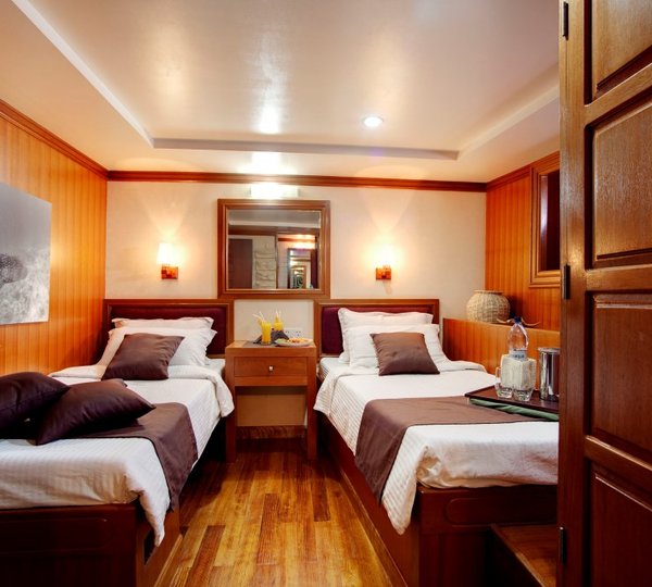 Motor Yacht DUKE OF YORK - Twin cabin