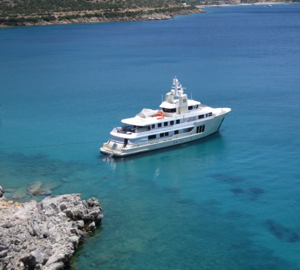 Motor Yacht E&E - Anchored
