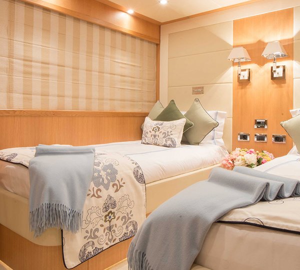 Motor Yacht EMOJI - 010