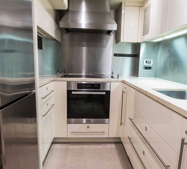 Motor Yacht EMOJI - 014