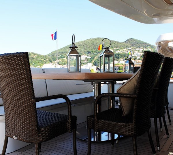 Motor Yacht HAPPY FEET - Aft deck alfresco dining