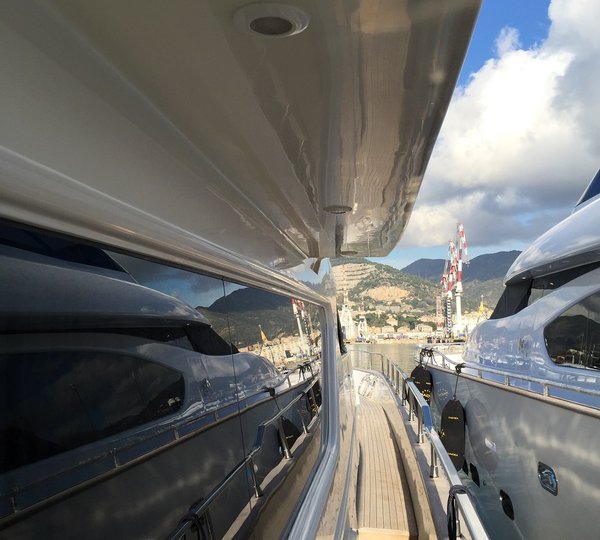 Motor Yacht HAPPY FEET - Side deck