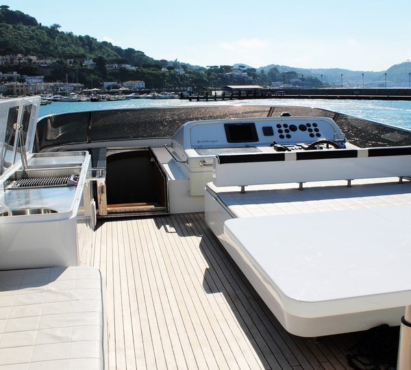 Motor Yacht HAPPY FEET - Sundeck sunpad
