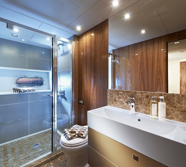 Motor Yacht HIGH ENERGY - Guest Bathroom