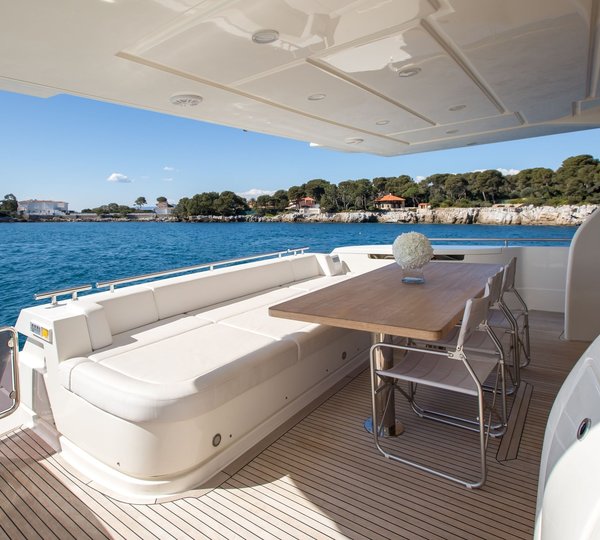 Motor Yacht IGELE - Aft deck table