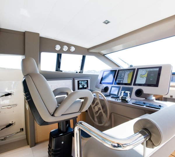 Motor Yacht IGELE - Helm station
