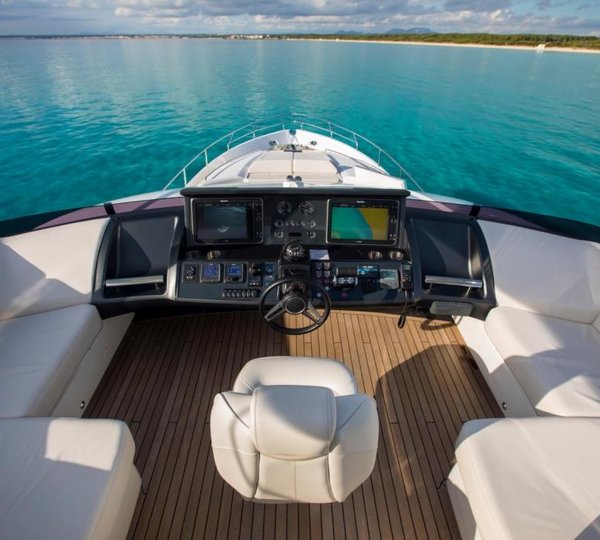 Motor Yacht LA VIE - Flybridge helm