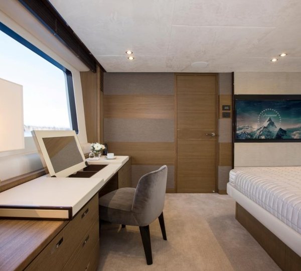 Motor Yacht LA VIE - Master desk