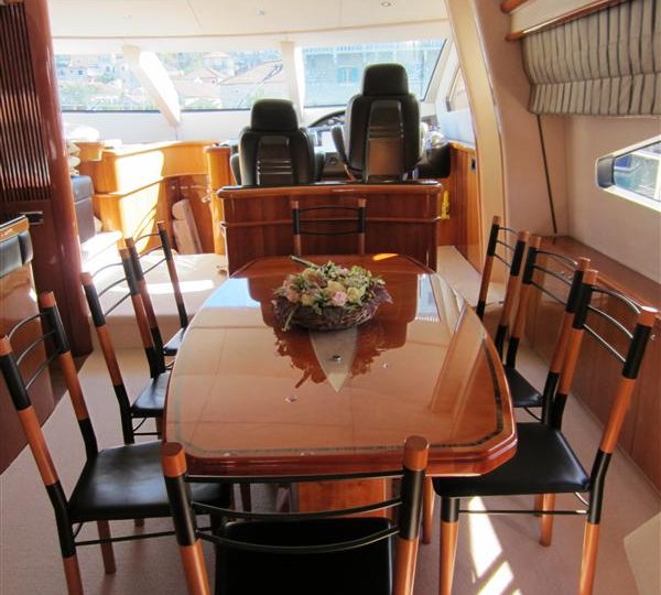 Motor Yacht LUCKY BEAR -  Dining