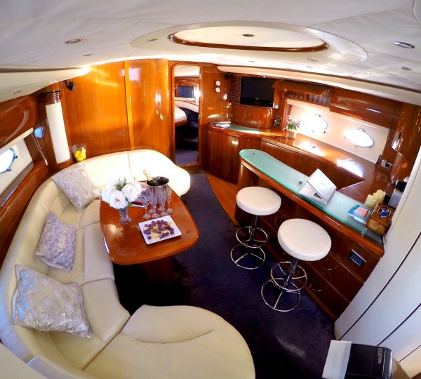 Motor Yacht MANZANA - Salon and bar 1