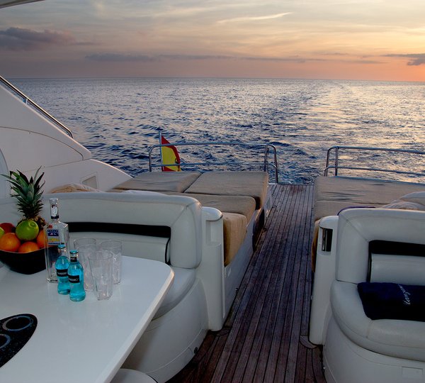 Motor Yacht MANZANA - Upper salon evening