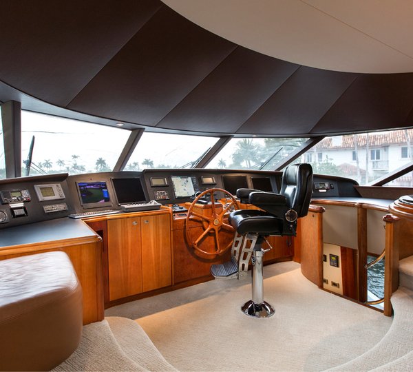 Motor Yacht OASIS - Bridge