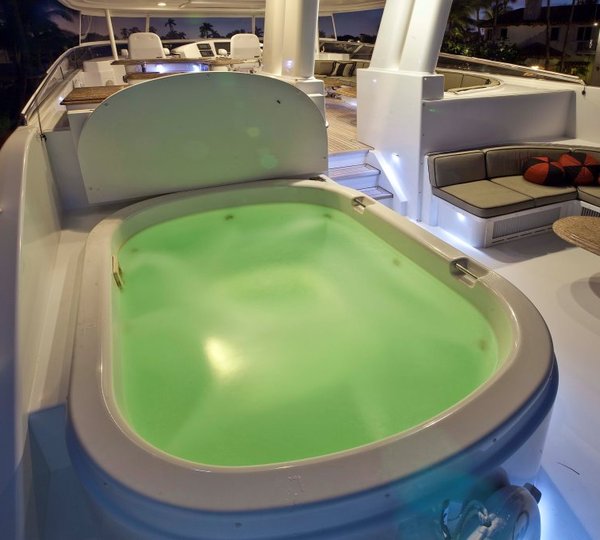 Motor Yacht OASIS - Jacuzzi