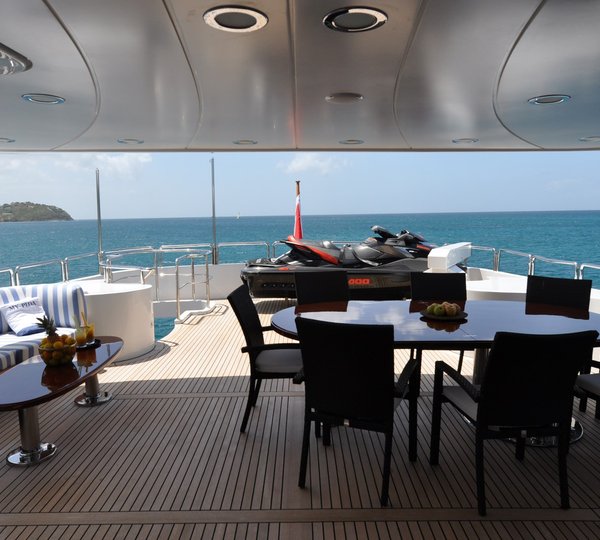 Motor Yacht PIDA - Upper deck dining