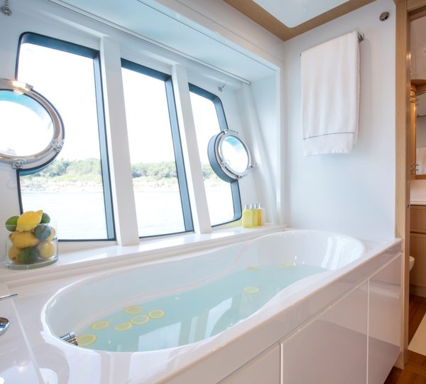 Motor Yacht SANS ABRI - Master cabin bath