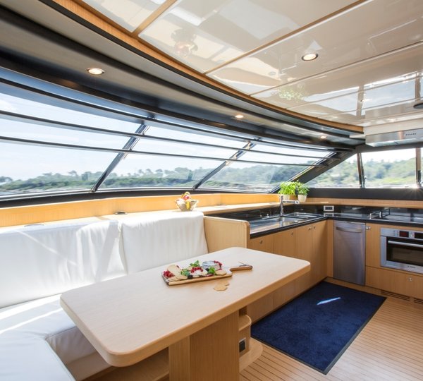 Motor Yacht SANS ABRI - Pilot house seating