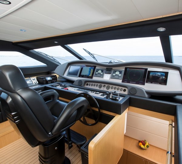 Motor Yacht SANS ABRI - Pilot house