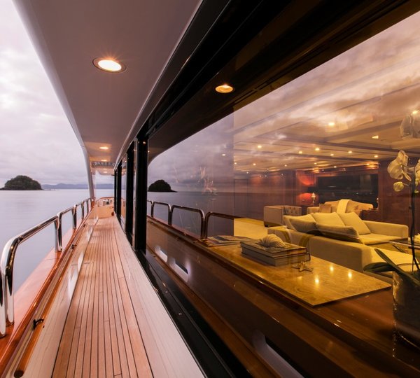 Motor Yacht SOVEREIGN - Side deck